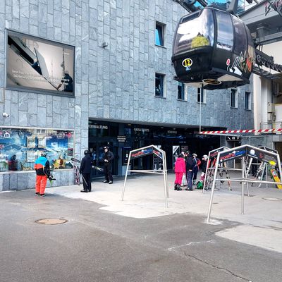 Digital Out-of-Home - Elevion brand on an LED video wall in the Ischgl ski resort